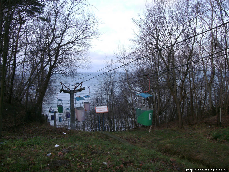 Канатная дорога, которая доставляет жителей и гостей города от вокзала к самому побережью и к променаду.
К большому сожалению, не работала. Светлогорск, Россия