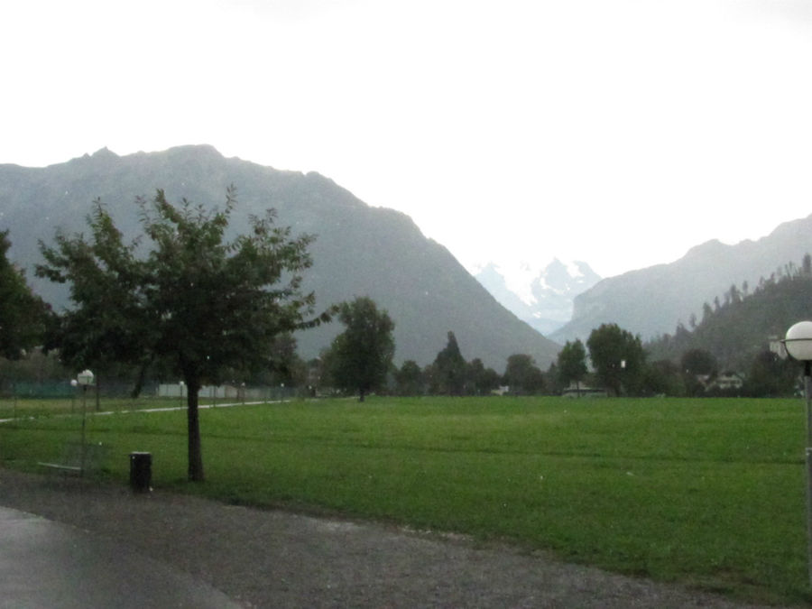 когда пришли на луг Хёэматте, дождь припустил не на шутку Интерлакен, Швейцария