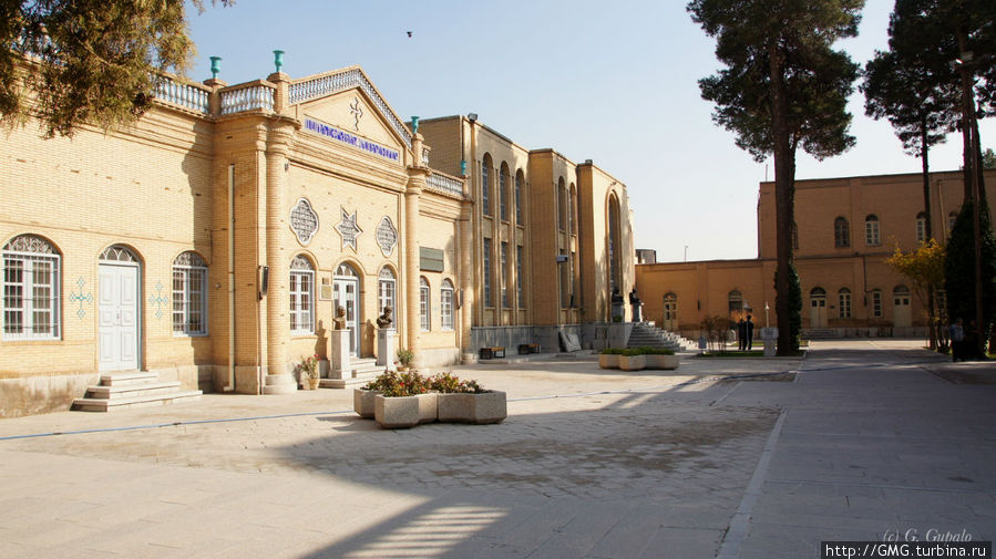 Армянский центр занимает большую площадь. Там царство христиан и все живут по христианским законам. 
На фото — музей армянской диаспоры. Исфахан, Иран