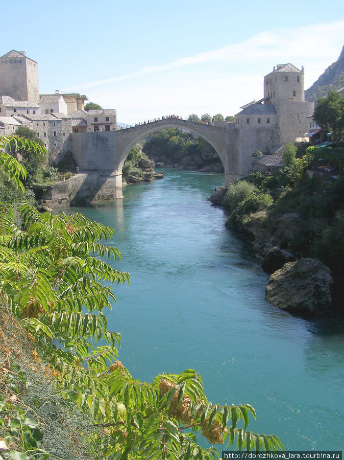 Необычный Старый мост, перекинутый через реку Неретву, является символом Мостара. Его конструкция состоит из одной широкой арки, за счет чего создается впечатление, что он висит над водой совсем без опор. Мостар, Босния и Герцеговина