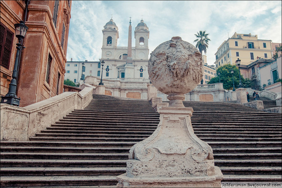 Грандиозная барочная лестница состоит из 138 ступеней, которые ведут с Испанской площади (Piazza di Spagna). Рим, Италия