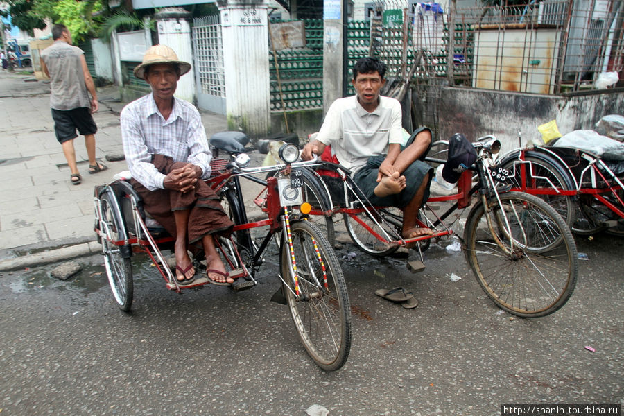 Велорикши на стоянке Янгон, Мьянма