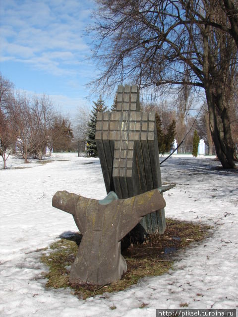 Символ — скульптура. Зимой Киев, Украина