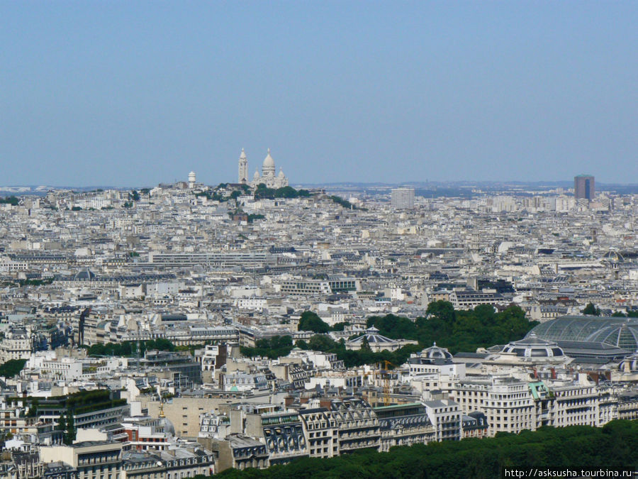 Вдали видна сахарная голова Сакре-Кер Париж, Франция