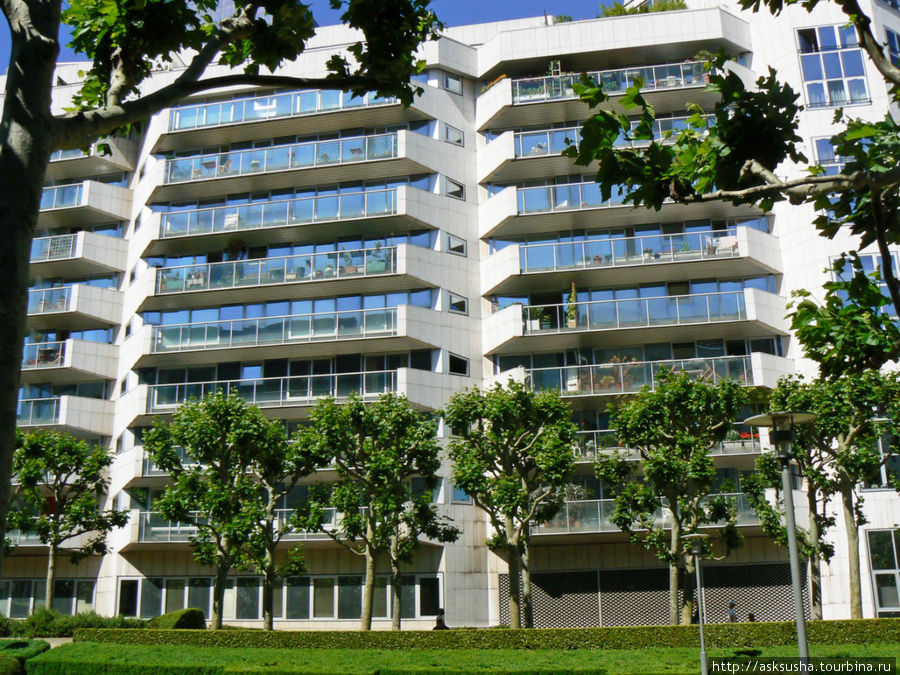 Первые стеклянные многоэтажные дома появились в этом месте еще в 50-х! В 1957 году по инициативе президента Шарля де Голля началась застройка делового квартала Дефанс на юго-западной окраине столицы. Строительные работы завершились в основном в 1988 году. Париж, Франция