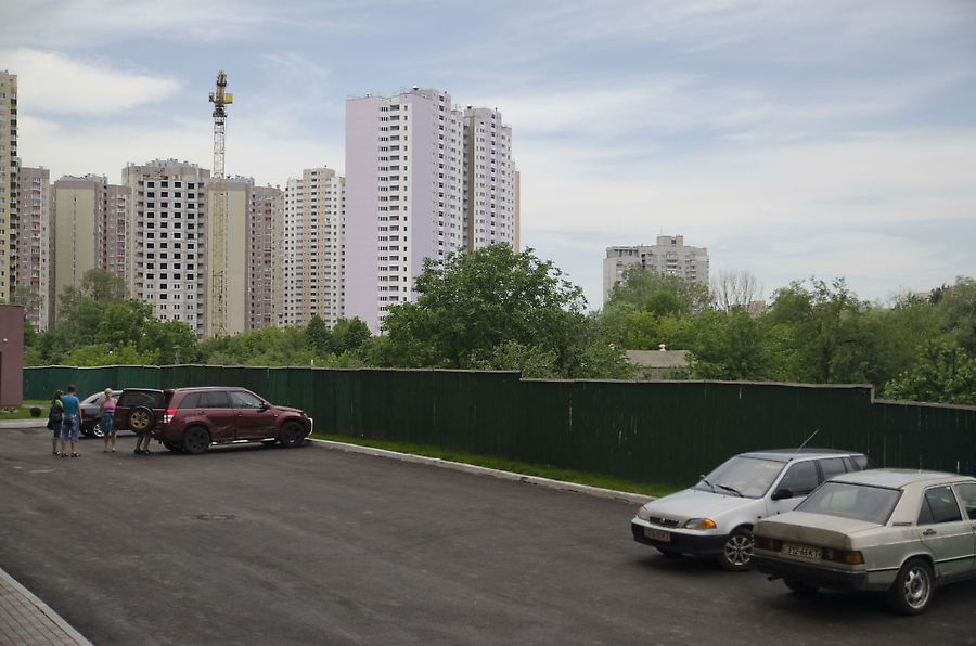 А многоэтажным соседям рядом возвели забор, через который они стараются не заглядывать. Киев, Украина