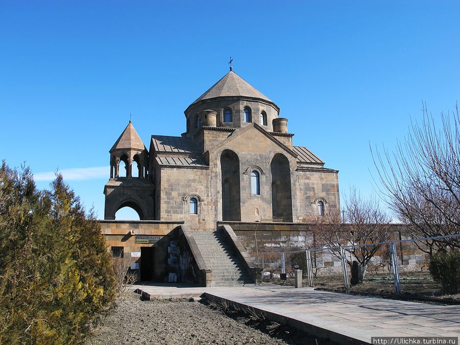 В 1776 году вокруг нее была возведена кирпичная стена, 1880 году над притвором была построена колокольня, а позже, в 1894 году из гладко тесаных камней были построены восточные и южные стены и еще несколько строений. Вагаршапат, Армения