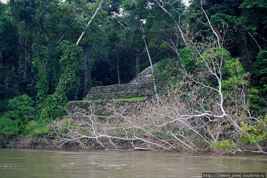 Пирамида со стороны реки