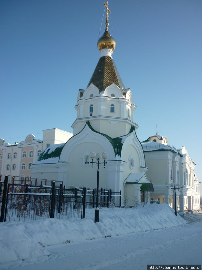 А это духовная семинария, находящаяся по соседству с храмом. Хабаровск, Россия