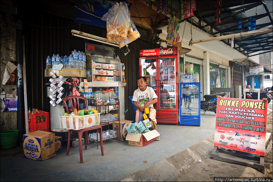 Везде на улицах развернуты торговые лавки. Медан, Индонезия
