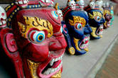 Яркие непальские маски.