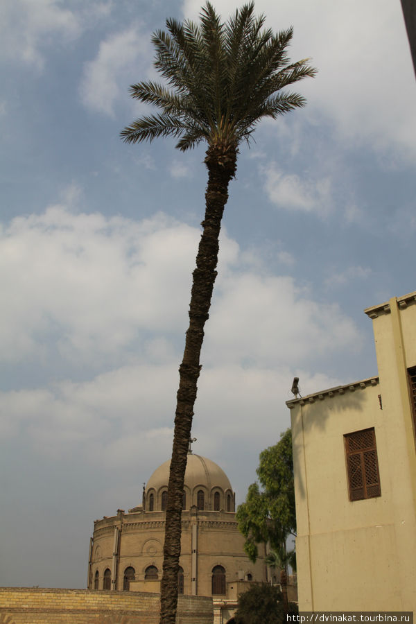 Со двора видна церковь Св. Георгия Каир, Египет