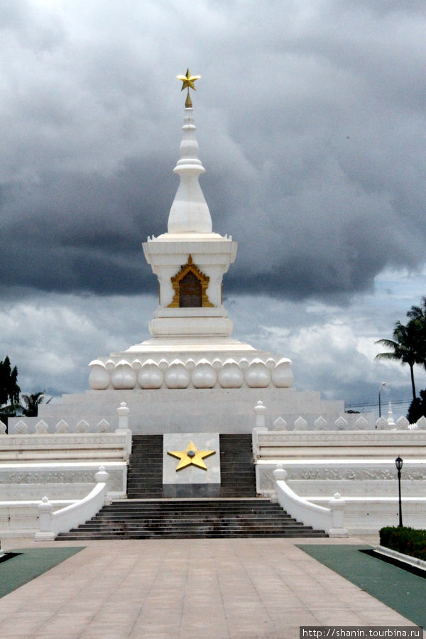 Памятник героям-революционерами по форме почти стукпа Вьентьян, Лаос