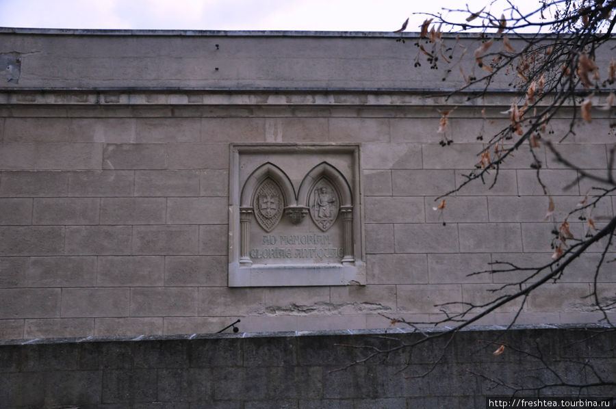Резные барельефы на стенах и  — в память о прошлом — с назидательными обращениями к потомкам Бойнице, Словакия