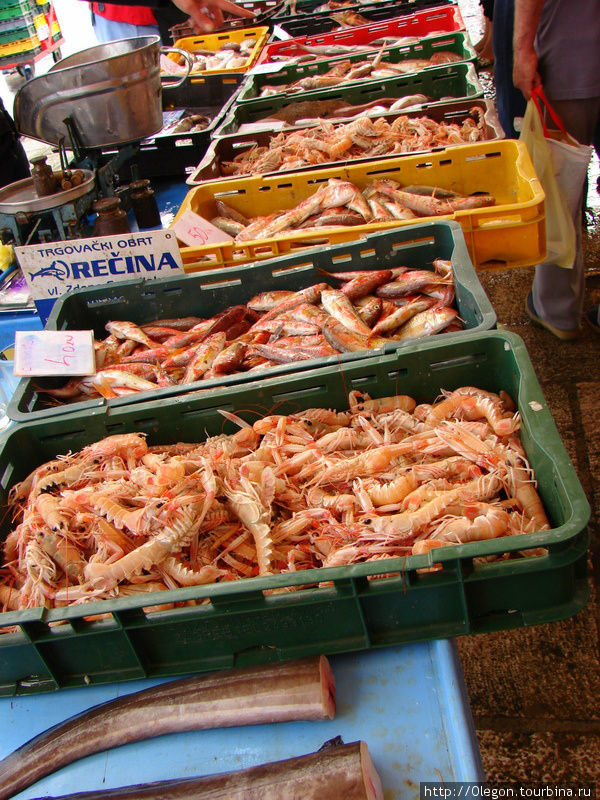 Утром можно погулять по рыбному базару, чтоб поесть морепродукты или поглазеть на бойкую торговлю хорватов Трогир, Хорватия
