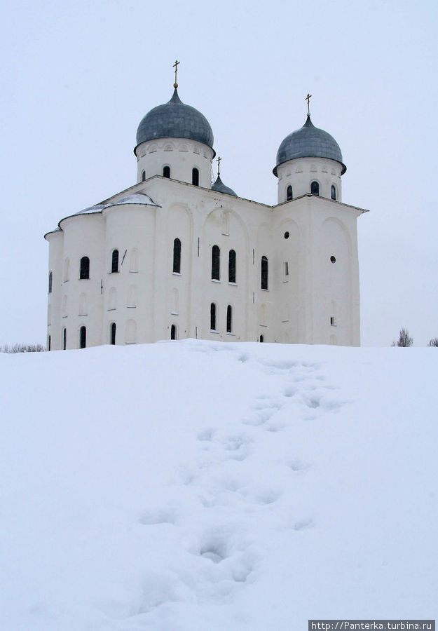Вокруг Юрьева монастыря наперекор снегопаду... Великий Новгород, Россия