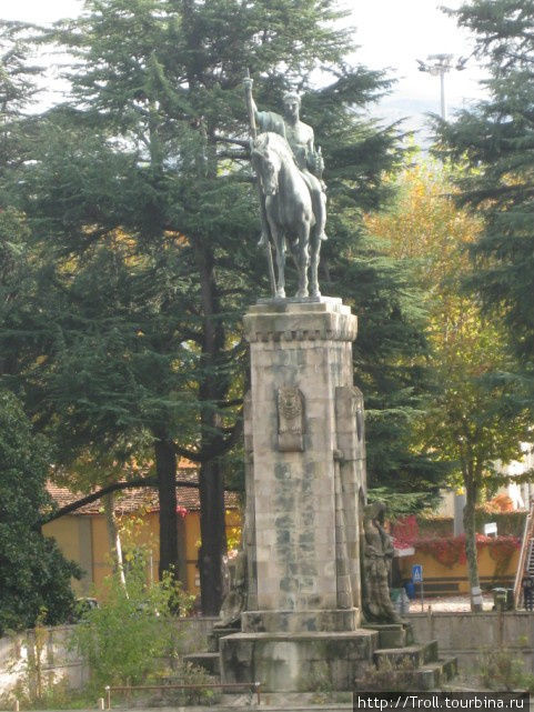 Памятник кому-то в доспехах а ля Рим Лукка, Италия