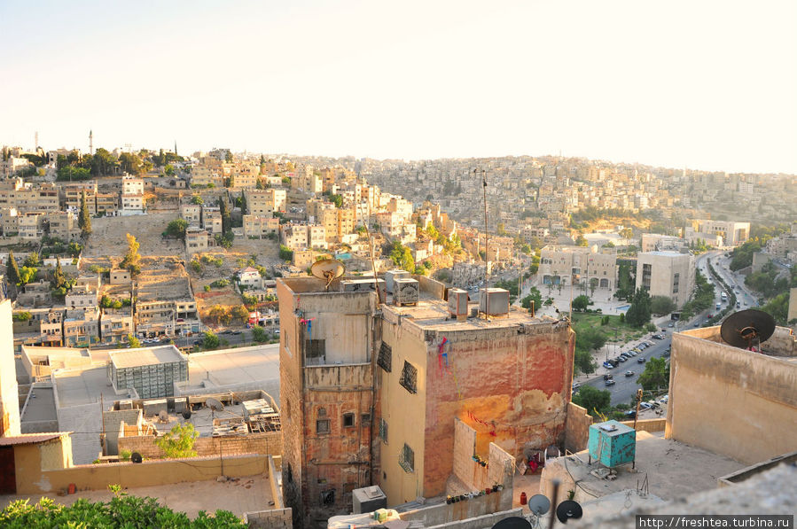 Амман: по столице королевства в предзакатном солнце Амман, Иордания