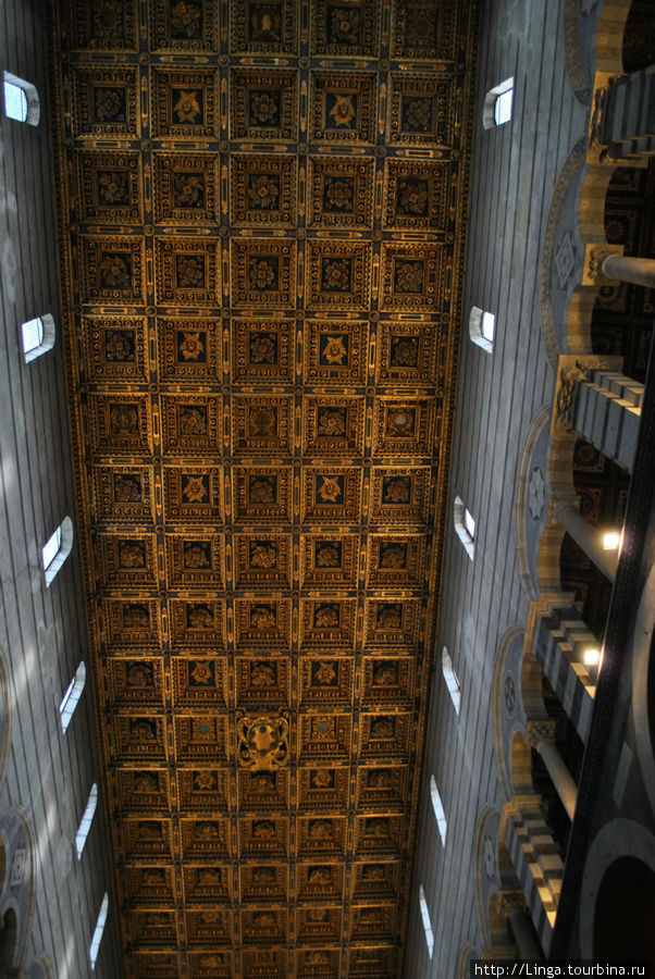 Позолоченный потолок с гербом Медичи также появился в интерьере собора после пожара.
