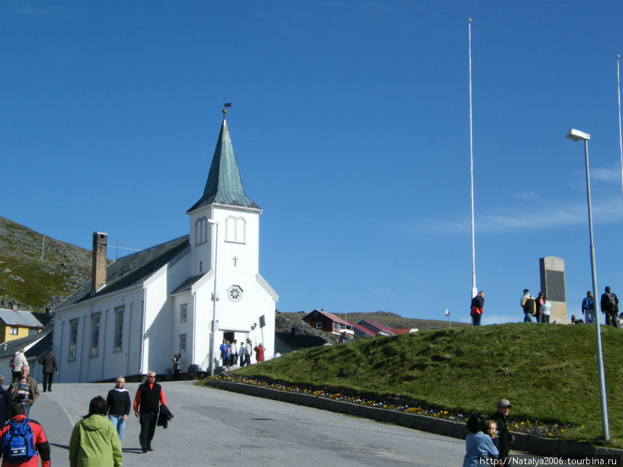 Церковь. Почти единственное из сохранившихся после Второй мировой войны зданий. Хоннинсвог, Норвегия