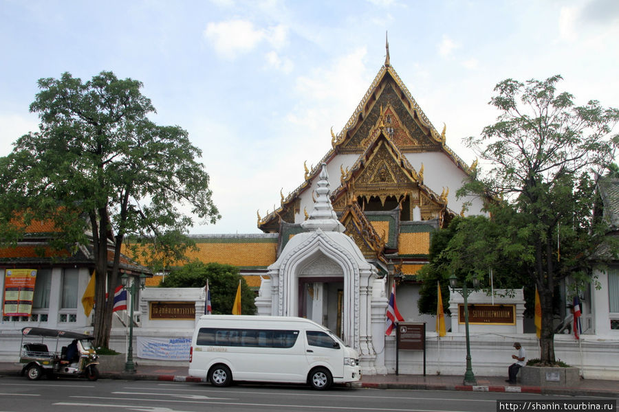 Вход в монастырь Ват Сутхат Бангкок, Таиланд