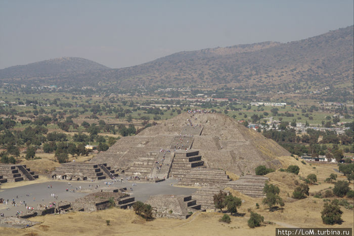 Пирамида Луны, вид с пирамиды Солнца Теотиуакан пре-испанский город тольтеков, Мексика
