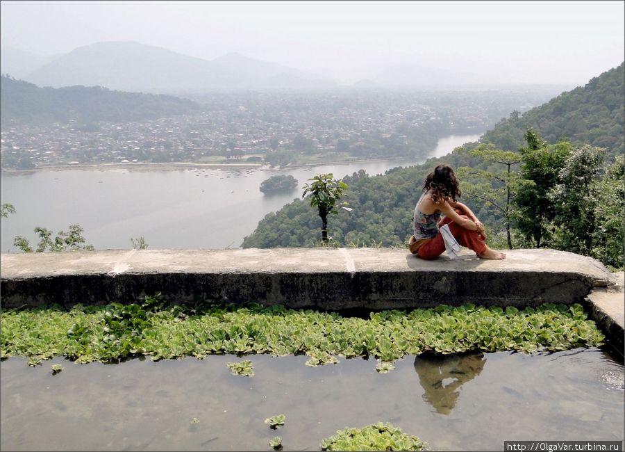 Город-озеро, поблескивая крышами домов и матовым зеркалом водной глади на солнце, окажется у ваших ног, если подняться на вершину холма Покхара, Непал