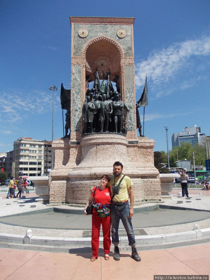 Главный монумент на пл.Таксим. Вождь во главе народа. А мы с Татьяной Яшниковой на фоне вождя Турция