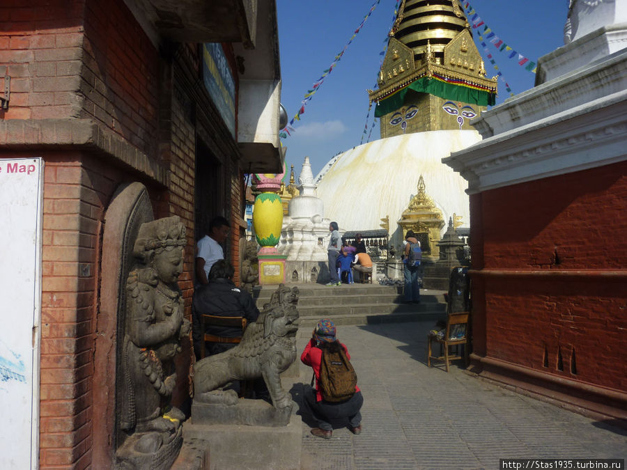 Катманду. Храмовый комплекс Сваямбунатх. Ступа Сваямбунатх и святилища на территории храмового комплекса. Катманду, Непал