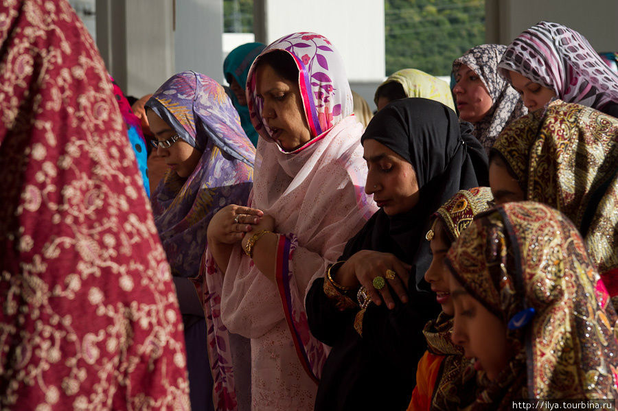 В основном женщины были с детьми, которые играли, плакали, кричали и мешали молиться. Исламабад, Пакистан