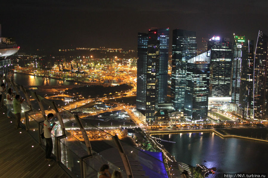 Наступила ночь. На верхней палубе остались самые стойкие.. Сингапур (город-государство)