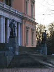 Широкая лестница северного фасада украшенная скульптурами Геркулеса и Флоры