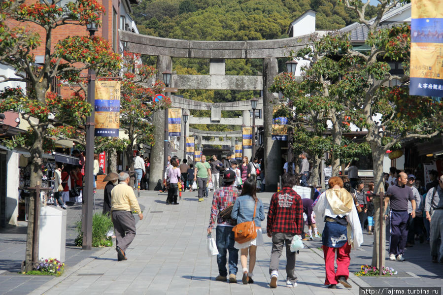 Ториэ — ворота в синтоистские храмы. Дадзайфу, Япония