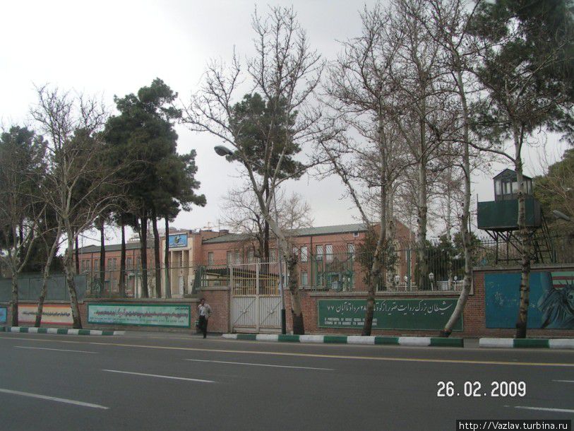 Вид на периметр посольства