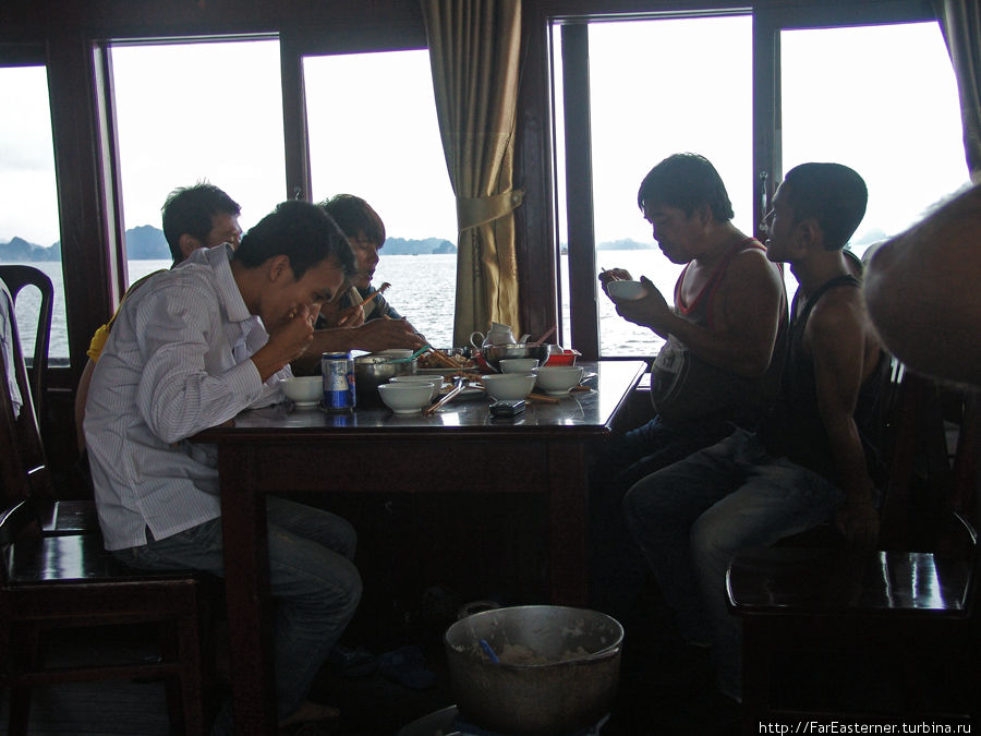 Экипаж шхуны за обедом Ха-Лонг, Вьетнам