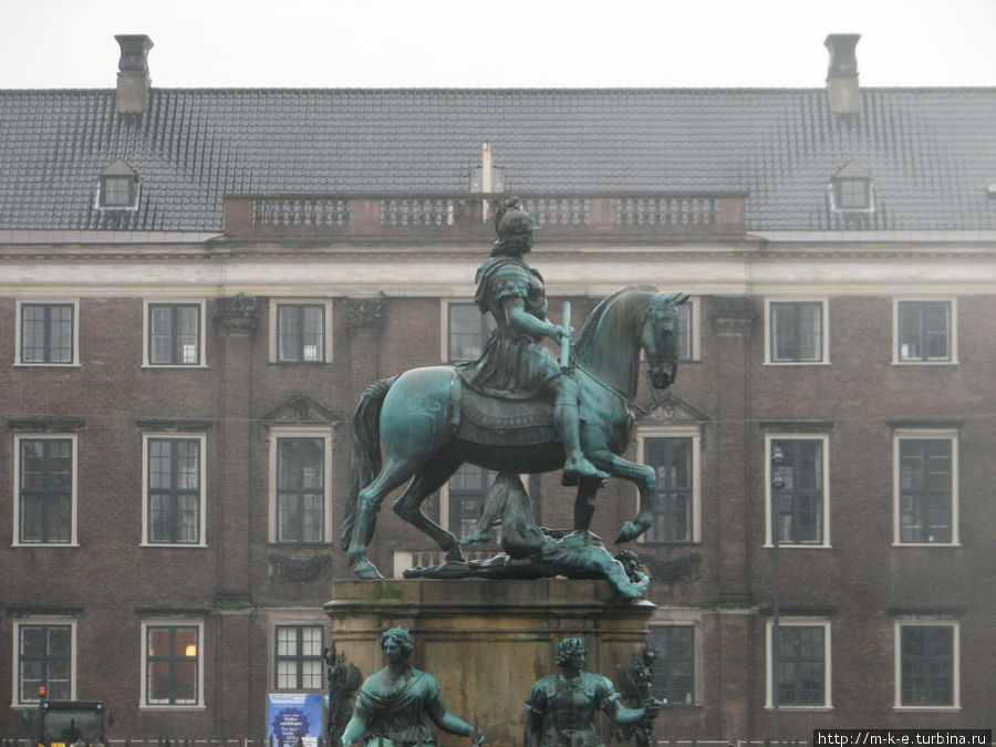 Памятник королю Кристиану 5 Копенгаген, Дания