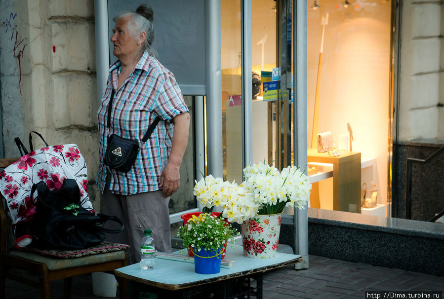 Бабушка с цветами Киев, Украина
