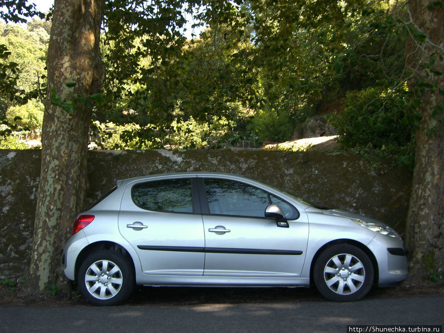 Так пришлось запарковать автомобиль близ португальского городка Синтра. Это было единственное место. Парковку я выполнила сама, не поцарапав ни одного бампера:)