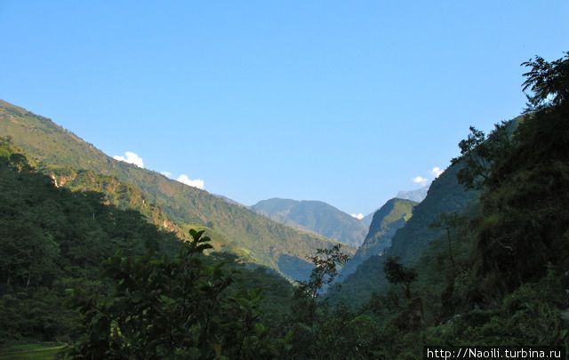 Ущелье реки еще в тени, а вершины осветило солнце Национальный парк Аннапурны, Непал
