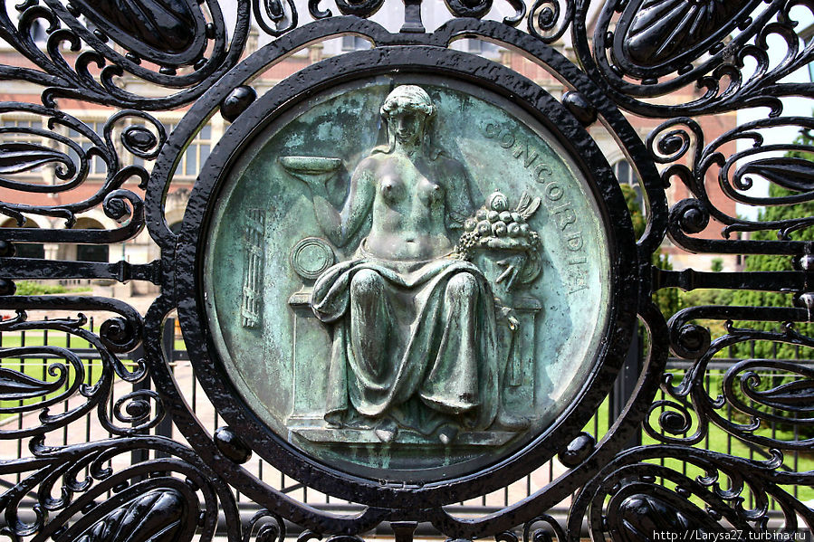 Медальон на воротах Дворца мира Гаага, Нидерланды
