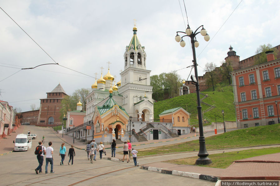 Церковь Рождества Иоанна Предтечи, по названию которой была названа Ивановская башня (слева от Церкви) Нижний Новгород, Россия