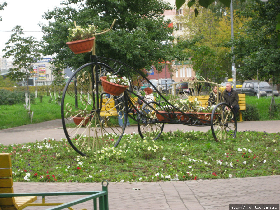 Карета с цветами в центре города Люберцы, Россия