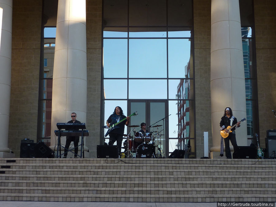 Концерт на ступенях входа в здание администрации города Хьюстон, CША