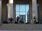 Концерт на ступенях входа в здание администрации города