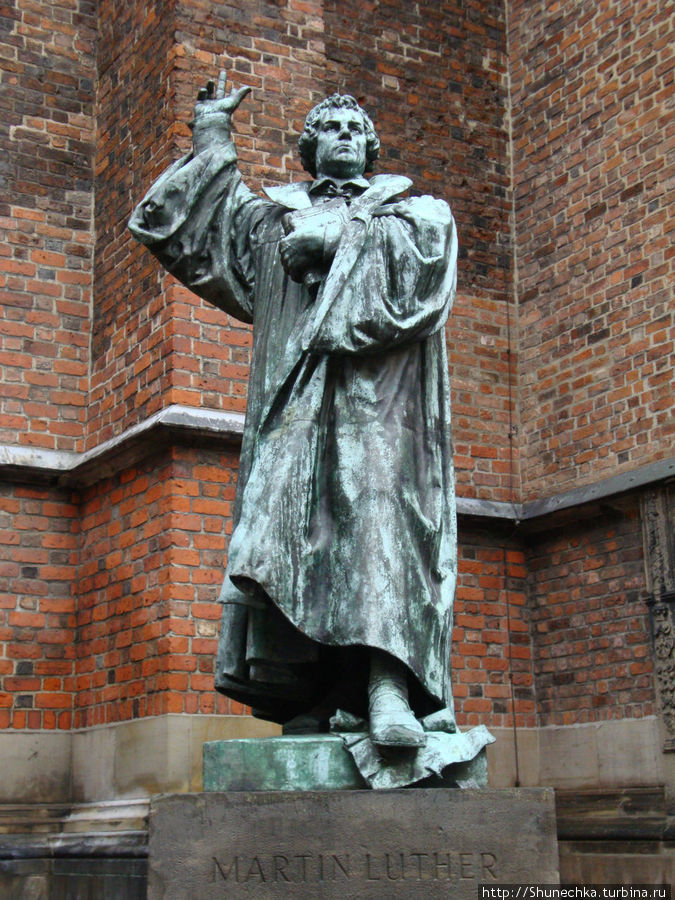 Памятник Мартину Лютеру у Рыночной церкви. Ганновер, Германия