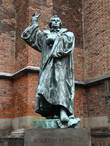 Памятник Мартину Лютеру у Рыночной церкви.