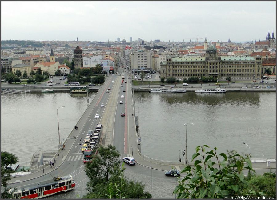 Штефаников мост — простой и даже суровый как министр обороны, коим был Милан Штефаник. Кстати, именно он летал во Владивосток в 1918 году, чтобы вызволить чехословацкий корпус из России Прага, Чехия