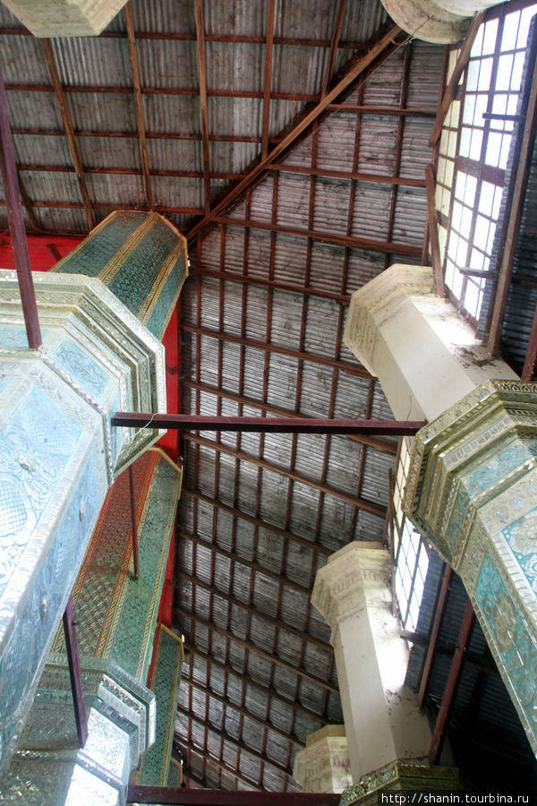 Колонны зеркальные, а потолок железный Амарапура, Мьянма