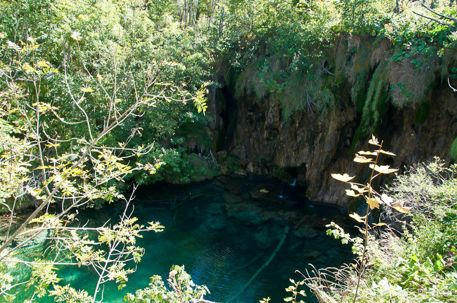 Также на территории парка есть 20 пещер. Особый интерес представляют те, что находятся под водопадами. Национальный парк Плитвицкие озёра, Хорватия