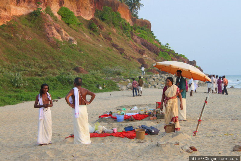 Паломники с храма тоже приходят на пляж отдыхать Варкала, Индия